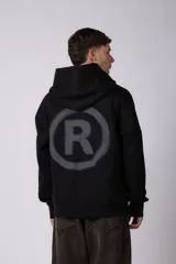 Buzo canguro negro con capucha, confeccionado en algodón frizado de alto gramaje. Presenta estampado gráfico en el pecho con tipografía cursiva y texto, además de un logo circular en la manga. Cuenta con bolsillo frontal tipo canguro, puños y ruedo acanalados.
