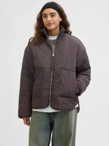 Campera acolchada de color gris oscuro, con diseño matelaseado de ondas, cuello alto en rib, cierre frontal con cremallera metálica y bolsillos frontales aplicados.