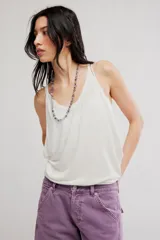 Musculosa de mezcla de viscosa y lino, color blanco, de calce relajado y largo extendido, con escote redondo, tiras finas dobles y sisas amplias.