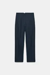 Pantalón de tiro alto con diseño de rayas verticales, corte recto y costuras marcadas. Cuenta con bolsillos delanteros de vivo y cierre frontal con cremallera, botón interior y gancho metálico.