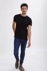 Remera de algodón de corte clásico, color negro, con cuello redondo y mangas cortas.