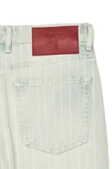 Jeans straight fit de corte recto y tiro medio, confeccionados en denim de algodón con patrón de espiga en tono celeste claro. Cuenta con diseño clásico de cinco bolsillos, efecto lavado y cierre frontal con botón y cremallera.