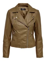 Campera biker corta de cuero sintético negro con cierre frontal asimétrico, solapas con muesca, bolsillos con cierre y detalles acolchados en las mangas.