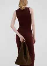 Vestido midi entallado de tejido de punto en color bordó, con cuello redondo y diseño sin mangas.