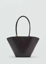 Bolso shopper negro con doble asa corta y cierre de mosquetón. Incluye un pequeño bolso interior de tela y forro interior.