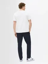 Remera de cuello redondo Tommy Hilfiger, confeccionada en puro algodón, con corte regular y monograma TH bordado a contraste en el pecho.