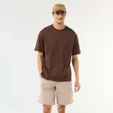 Bermuda de felpa ligera en color beige, con cintura elastizada y bolsillos laterales.
