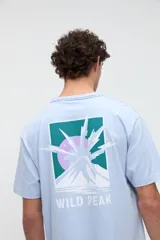 Remera marrón de manga corta con calce relajado, confeccionada en jersey de algodón pesado. Presenta una pequeña estampa con texto en el pecho y un diseño estampado en la espalda.