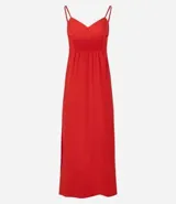 Vestido largo de corte evasé confeccionado en crepé, con escote corazón, busto recortado y breteles finos ajustables. Presenta espalda con detalle de lastex para un mejor ajuste al cuerpo.
