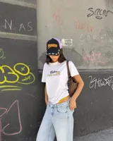 Remera blanca de manga corta, corte regular, con estampa en la espalda de un camión de fletes transportando plantas.