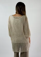 Top de tejido crochet color ladrillo, con escote en V y mangas 3/4 acampanadas.