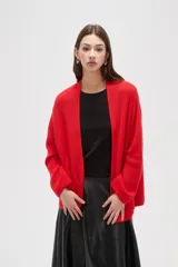 Saco de punto abierto, color rojo, con mangas largas holgadas y diseño de corte amplio.