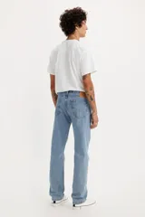 Jean Levi's 505 Regular Fit, color celeste claro, de pierna recta y tiro alto. Confeccionado en denim 100% algodón sin elasticidad, cuenta con cierre de cremallera y diseño de cinco bolsillos.