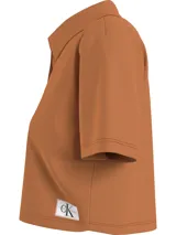 Remera corta color naranja de Calvin Klein Jeans, con cuello tipo chomba de canalé, manga corta y corte holgado.