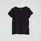 Camiseta negra de punto liso con cuello redondo y mangas cortas.