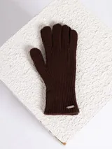 Guantes de punto acanalado en color gris, con detalle de placa metálica pequeña en la muñeca.