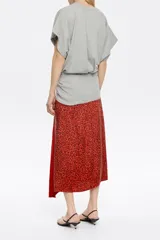 Vestido midi de corte ajustado en la cadera, con escote redondo, manga corta murciélago, parte superior con pliegues en delantero y espalda, y falda fluida con vuelo y abertura.