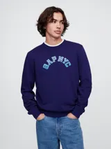 Buzo deportivo azul marino de cuello redondo, con logo de Gap y letras NYC en celeste.
