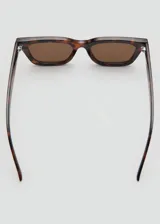 Gafas de sol con marco de diseño cuadrado en estampado carey y cristales oscuros.