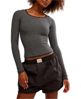 Top de manga larga ajustado al cuerpo, con cuello redondo y diseño estampado con patrón geométrico pequeño en tonos gris y negro.