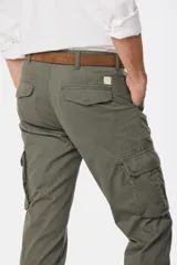 Pantalón cargo gris oscuro de gabardina con bolsillos laterales con fuelle y solapa.