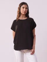 Blusa negra de gasa con cuello a la base y mangas cortas con presilla y botón.