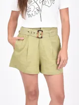Short de tiro alto color oliva, con pinzas delanteras, bolsillos laterales y cinturón incorporado con hebilla rectangular a tono.