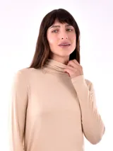 Polera de manga larga en color negro, con cuello alto y ajuste cómodo.