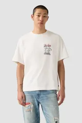 Remera blanca de manga corta con cuello redondo y corte holgado. Presenta un estampado frontal de un personaje de Toy Story con sombrero de vaquero y el texto "Toy Story Western Wear".
