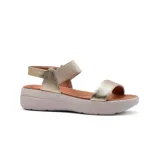 Sandalias de cuero color dorado con plataforma blanca. Presentan dos tiras anchas en el empeine, una de cuero liso y otra elástica acanalada.