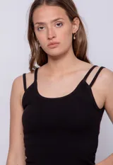 Top corto negro de tirantes finos, con textura acanalada y escote recto.