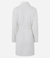 Bata de baño de mujer confeccionada en tejido fleece texturizado, con diseño de cuello solapa, mangas largas, bolsillos frontales y lazo ajustable en la cintura.