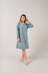 Camisón verde de manga larga con botones en el escote y bolsillo en el pecho.