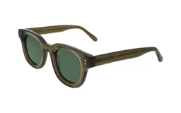 Lentes de sol unisex, con montura color marrón translúcido de acetato y lentes verdes.