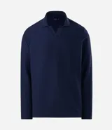 Remera de manga larga color marrón, confeccionada en tejido texturizado con cuello en V tipo polo. Presenta un diseño de calce confortable y acabado moderno.