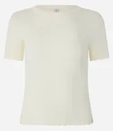 Blusa básica de manga corta, cuello redondo y textura sutil, confeccionada en viscosa con elastano. El bajo de la prenda es ondulado.
