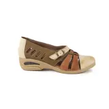 Zapatos de cuero combinados en tonos beige, marrón y verde militar, con diseño tipo guillermina, perforaciones decorativas en el lateral y tira con hebilla ajustable en el empeine. Cuenta con suela baja con cámara de aire.