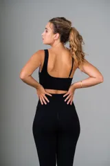 Top deportivo color marrón con breteles finos y espalda deportiva.