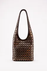 Cartera de hombro marrón con diseño rígido y forma vertical, completamente revestida con tachas metálicas redondas. Cuenta con una sola asa integrada y cierre superior.