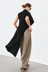 Pantalón bombacho fluido color beige, de tiro bajo y cintura elástica, confeccionado en hilatura de lyocell.