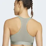 Top deportivo de soporte medio color verde menta, con escote cuadrado, espalda tipo racer-back y banda inferior elástica. Presenta tres franjas blancas en los laterales y el logo de Adidas en el frente.