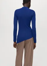 Jersey de punto canalé azul eléctrico, con cuello alto, manga larga y diseño ajustado.