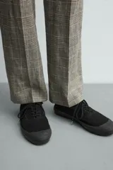 Zapatilla de cordones confeccionada en tejido de algodón, con puntera reforzada en goma y suela de plataforma negra.