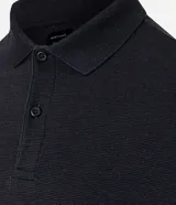 Remera polo slim negra de algodón con textura acanalada, cuello clásico con botones y mangas cortas.