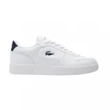 Championes Lacoste modelo Court Ace 225, de diseño urbano y minimalista en color blanco. Presentan el icónico logo del cocodrilo bordado en el lateral y detalle en azul marino en el talón.