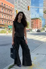 Pantalón de pierna ancha y silueta relajada, confeccionado en mezcla de lino y algodón, con detalles de volados aplicados en formas orgánicas y onduladas a lo largo de las piernas.
