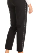 Pantalón slim fit de tiro alto con pretina ancha elastizada y detalle de hilera vertical de micro-tachas metálicas en los laterales. Diseño al tobillo con ruedo recto.