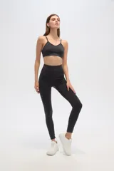 Calza negra de calce alto y al cuerpo.