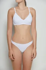 Bombacha tipo colaless de diseño minimalista y corte clásico, confeccionada en tejido suave y elástico con forro de algodón.