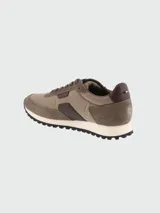 Zapatillas Boss modelo Parkour, confeccionadas en una combinación de nylon y gamuza en tonos marrones, con suela de goma dentada y entresuela blanca.